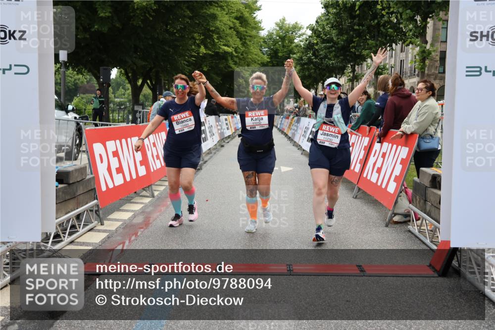 14.06.2026 - REWE Women's Run Strokosch-Dieckow http://msf.ph/oto/9788094 14.06.2026 10:27:02 Ziel 10484, 11230, 11232 meine-sportfotos.de
