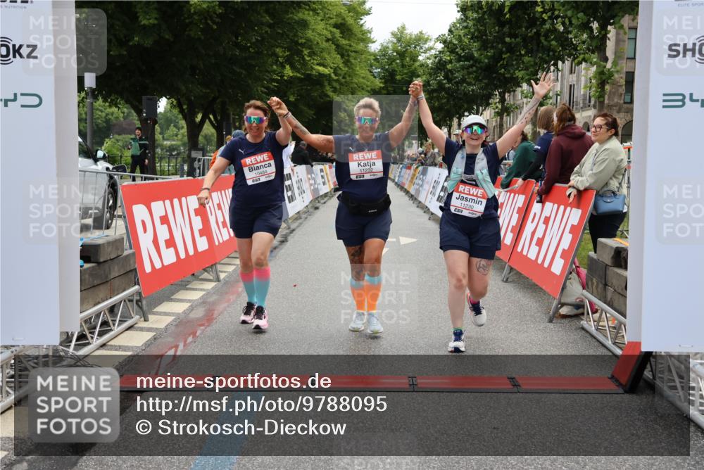 14.06.2026 - REWE Women's Run Strokosch-Dieckow http://msf.ph/oto/9788095 14.06.2026 10:27:02 Ziel 10484, 11230, 11232 meine-sportfotos.de