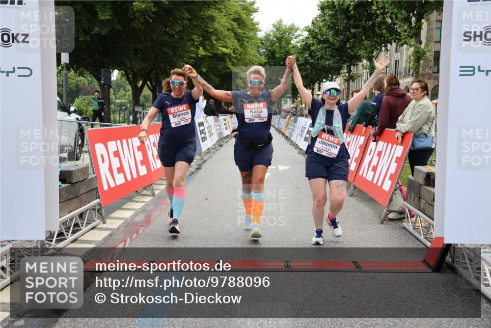 14.06.2026 - REWE Women's Run Strokosch-Dieckow http://msf.ph/oto/9788096 14.06.2026 10:27:02 Ziel 10484, 11230, 11232 meine-sportfotos.de