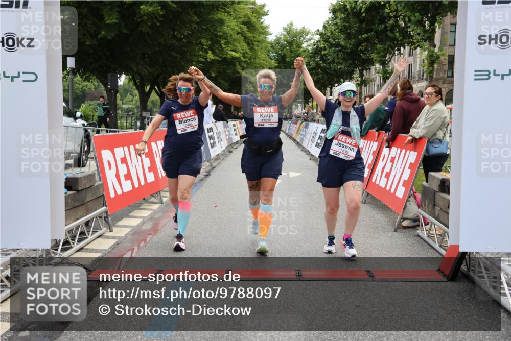 14.06.2026 - REWE Women's Run Strokosch-Dieckow http://msf.ph/oto/9788097 14.06.2026 10:27:02 Ziel 10484, 11230, 11232 meine-sportfotos.de