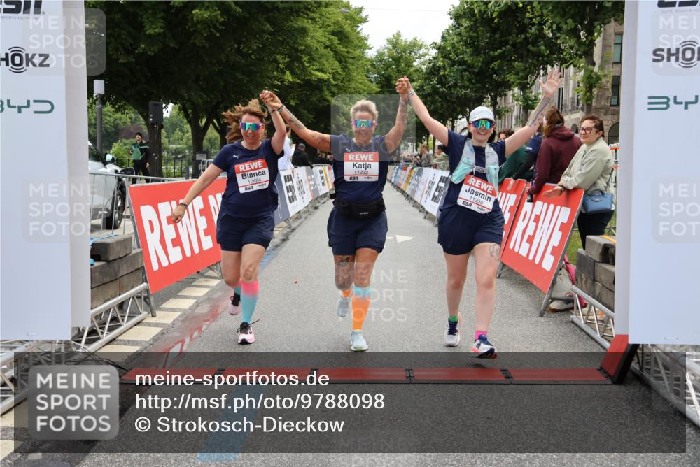 14.06.2026 - REWE Women's Run Strokosch-Dieckow http://msf.ph/oto/9788098 14.06.2026 10:27:02 Ziel 10484, 11230, 11232 meine-sportfotos.de