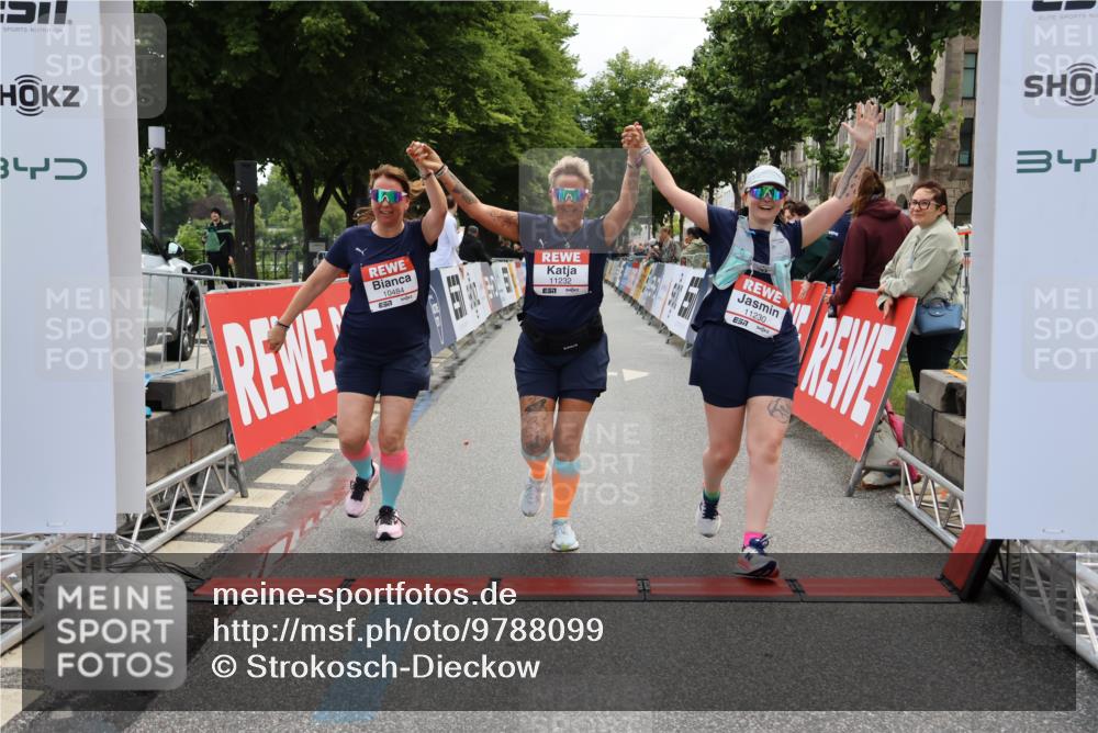 14.06.2026 - REWE Women's Run Strokosch-Dieckow http://msf.ph/oto/9788099 14.06.2026 10:27:02 Ziel 10484, 11230, 11232 meine-sportfotos.de