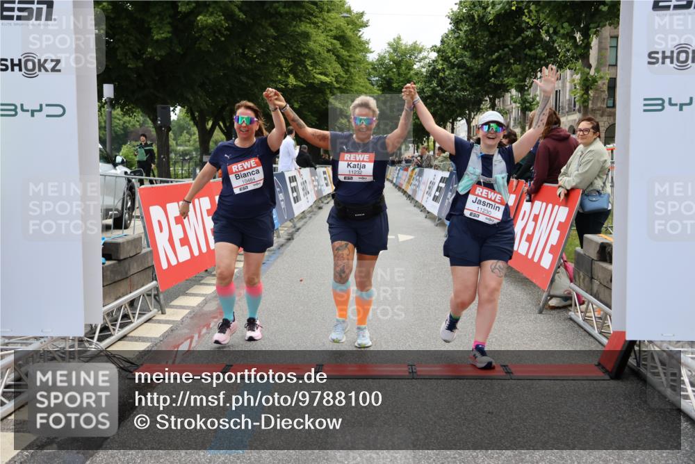 14.06.2026 - REWE Women's Run Strokosch-Dieckow http://msf.ph/oto/9788100 14.06.2026 10:27:03 Ziel 10484, 11230, 11232 meine-sportfotos.de
