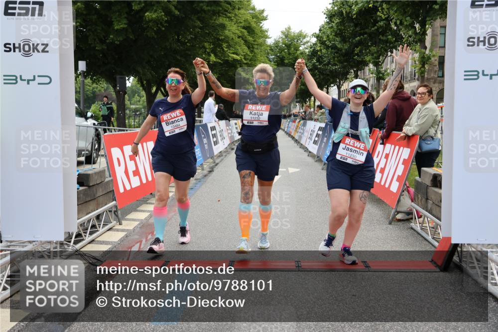 14.06.2026 - REWE Women's Run Strokosch-Dieckow http://msf.ph/oto/9788101 14.06.2026 10:27:03 Ziel 10484, 11230, 11232 meine-sportfotos.de