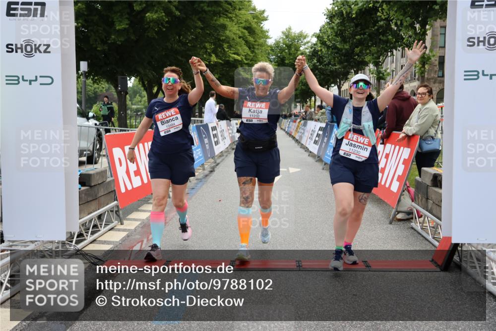 14.06.2026 - REWE Women's Run Strokosch-Dieckow http://msf.ph/oto/9788102 14.06.2026 10:27:03 Ziel 10484, 11230, 11232 meine-sportfotos.de