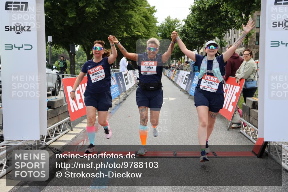 14.06.2026 - REWE Women's Run Strokosch-Dieckow http://msf.ph/oto/9788103 14.06.2026 10:27:03 Ziel 10484, 11230, 11232 meine-sportfotos.de