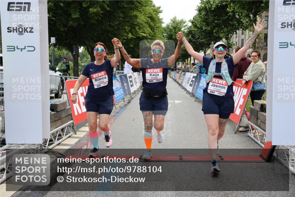 14.06.2026 - REWE Women's Run Strokosch-Dieckow http://msf.ph/oto/9788104 14.06.2026 10:27:03 Ziel 10484, 11230, 11232 meine-sportfotos.de