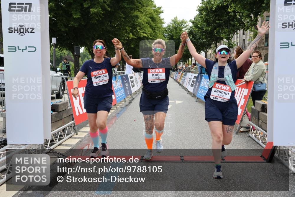 14.06.2026 - REWE Women's Run Strokosch-Dieckow http://msf.ph/oto/9788105 14.06.2026 10:27:03 Ziel 10484, 11230, 11232 meine-sportfotos.de