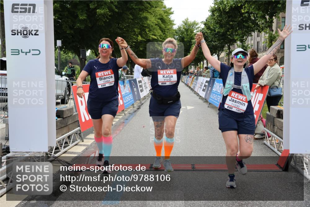 14.06.2026 - REWE Women's Run Strokosch-Dieckow http://msf.ph/oto/9788106 14.06.2026 10:27:03 Ziel 10484, 11230, 11232 meine-sportfotos.de