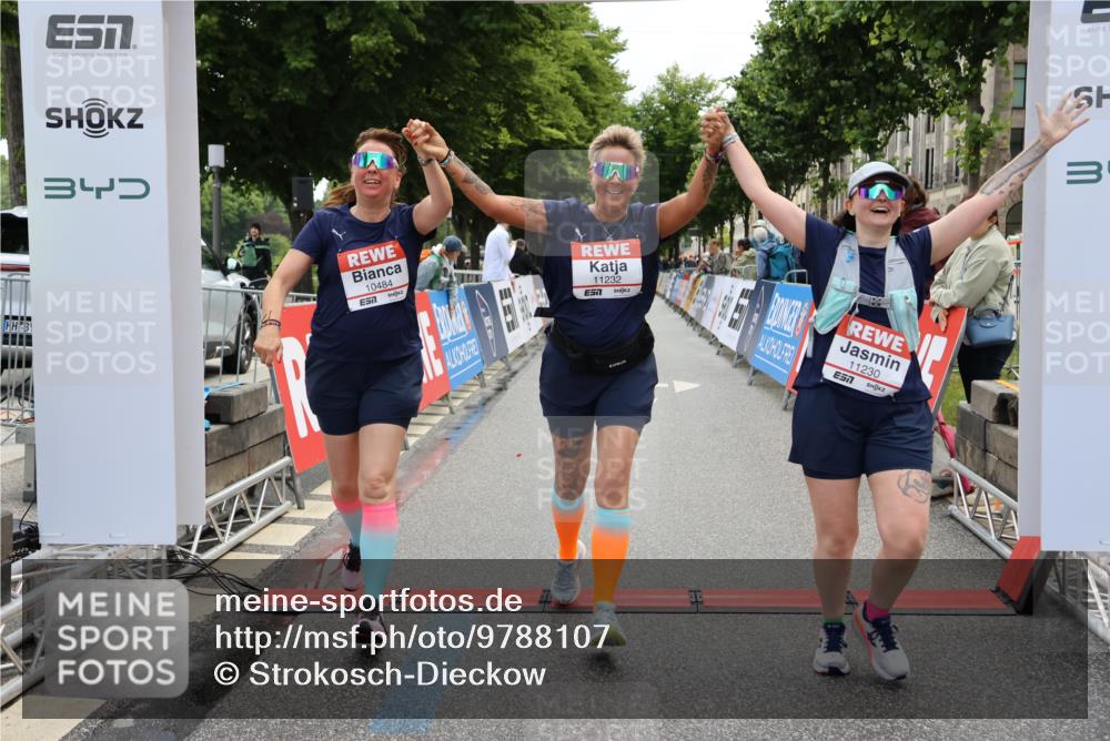 14.06.2026 - REWE Women's Run Strokosch-Dieckow http://msf.ph/oto/9788107 14.06.2026 10:27:03 Ziel 10484, 11230, 11232 meine-sportfotos.de