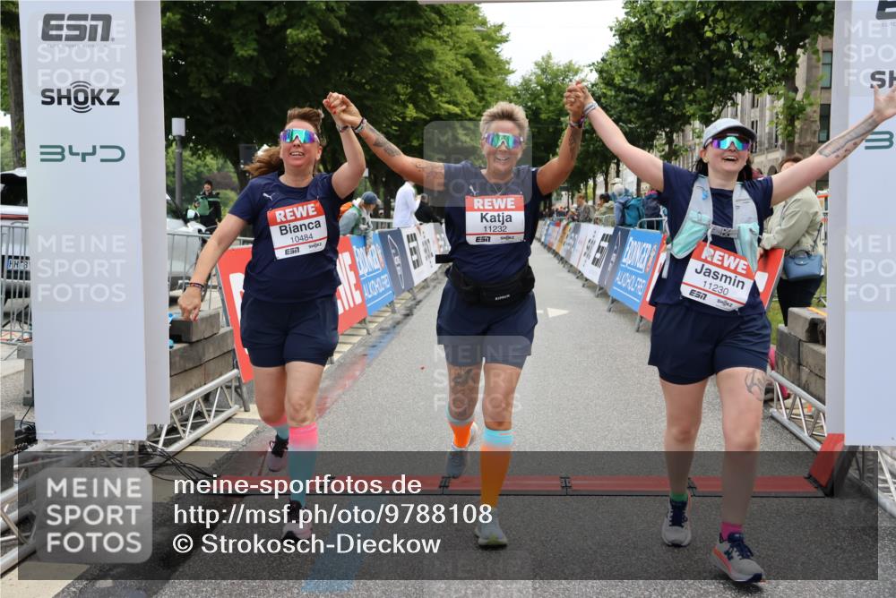 14.06.2026 - REWE Women's Run Strokosch-Dieckow http://msf.ph/oto/9788108 14.06.2026 10:27:03 Ziel 10484, 11230, 11232 meine-sportfotos.de