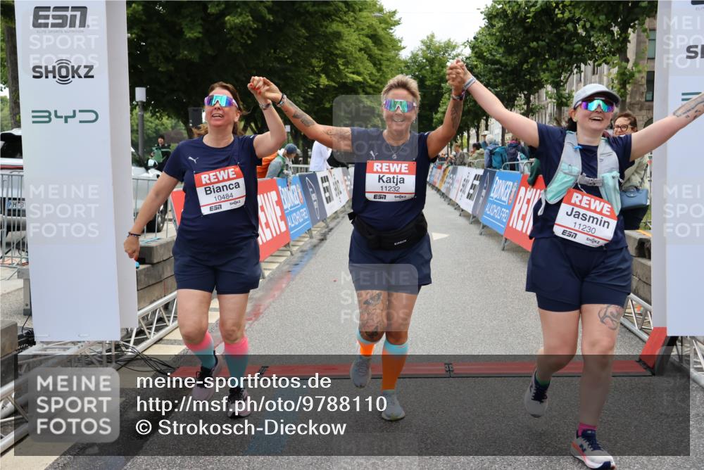 14.06.2026 - REWE Women's Run Strokosch-Dieckow http://msf.ph/oto/9788110 14.06.2026 10:27:03 Ziel 10484, 11230, 11232 meine-sportfotos.de
