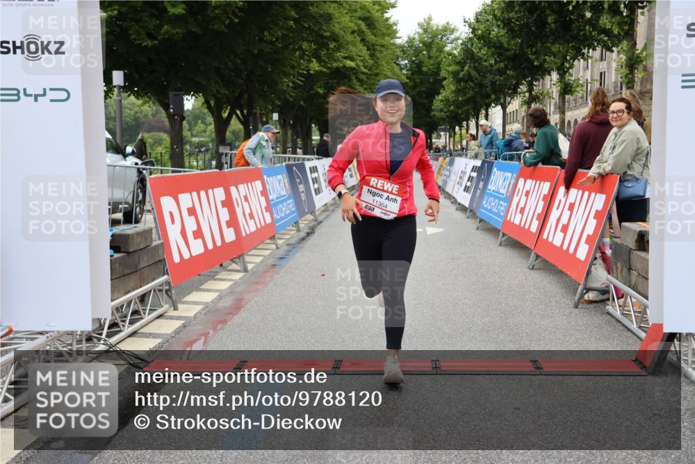 14.06.2026 - REWE Women's Run Strokosch-Dieckow http://msf.ph/oto/9788120 14.06.2026 10:27:55 Ziel 11364 meine-sportfotos.de