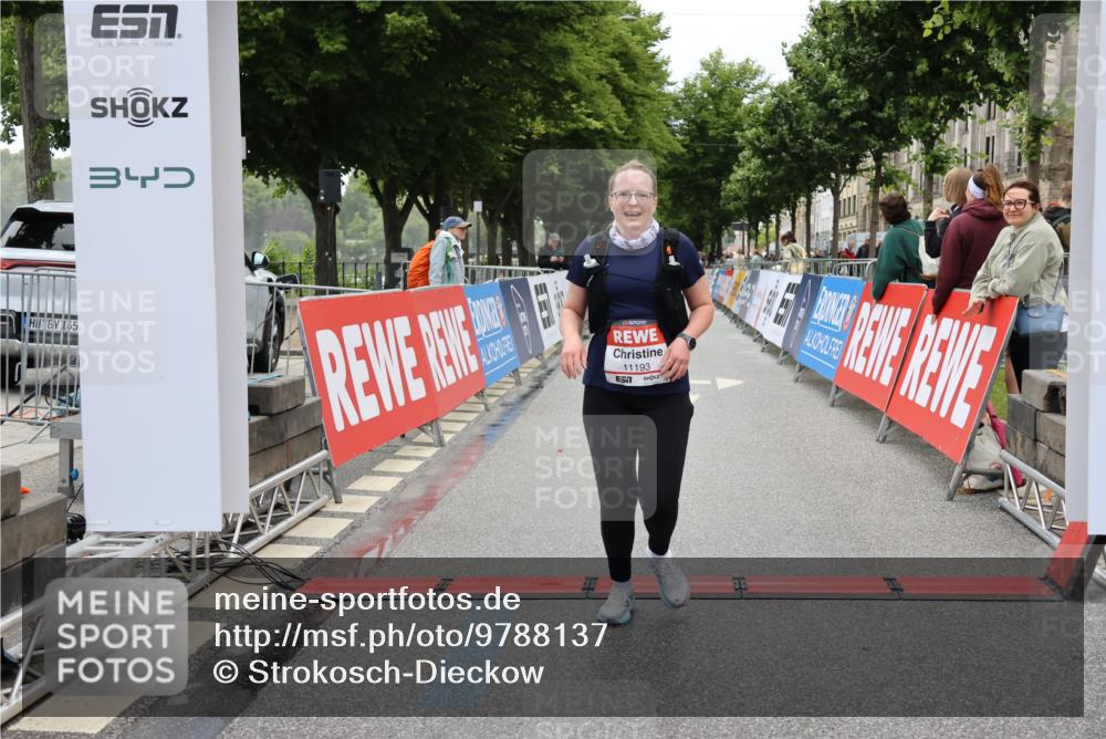 14.06.2026 - REWE Women's Run Strokosch-Dieckow http://msf.ph/oto/9788137 14.06.2026 10:28:34 Ziel 11193 meine-sportfotos.de