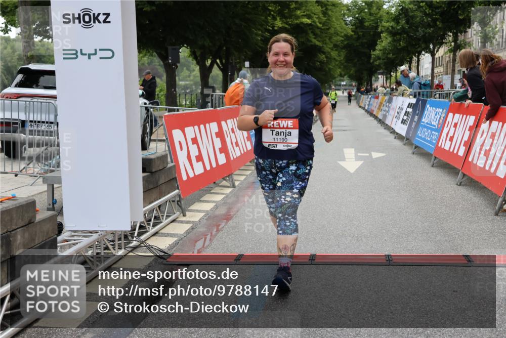 14.06.2026 - REWE Women's Run Strokosch-Dieckow http://msf.ph/oto/9788147 14.06.2026 10:28:55 Ziel 11190 meine-sportfotos.de
