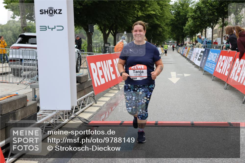 14.06.2026 - REWE Women's Run Strokosch-Dieckow http://msf.ph/oto/9788149 14.06.2026 10:28:56 Ziel 11190 meine-sportfotos.de
