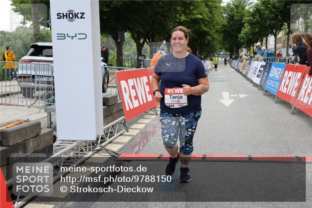 14.06.2026 - REWE Women's Run Strokosch-Dieckow http://msf.ph/oto/9788150 14.06.2026 10:28:56 Ziel 11190 meine-sportfotos.de
