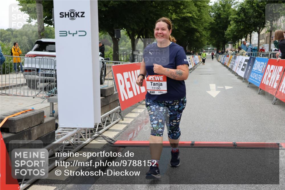 14.06.2026 - REWE Women's Run Strokosch-Dieckow http://msf.ph/oto/9788152 14.06.2026 10:28:56 Ziel 11190 meine-sportfotos.de