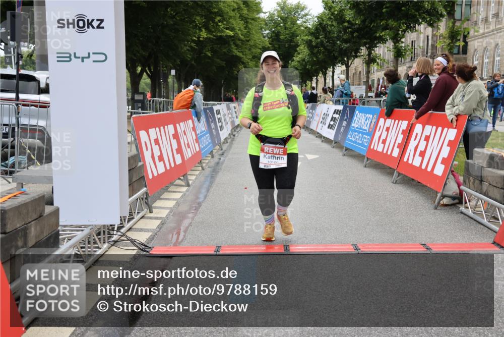 14.06.2026 - REWE Women's Run Strokosch-Dieckow http://msf.ph/oto/9788159 14.06.2026 10:29:14 Ziel 10100 meine-sportfotos.de