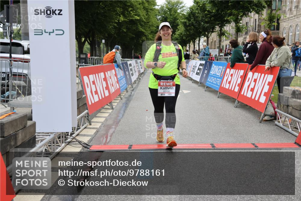 14.06.2026 - REWE Women's Run Strokosch-Dieckow http://msf.ph/oto/9788161 14.06.2026 10:29:14 Ziel 10100 meine-sportfotos.de