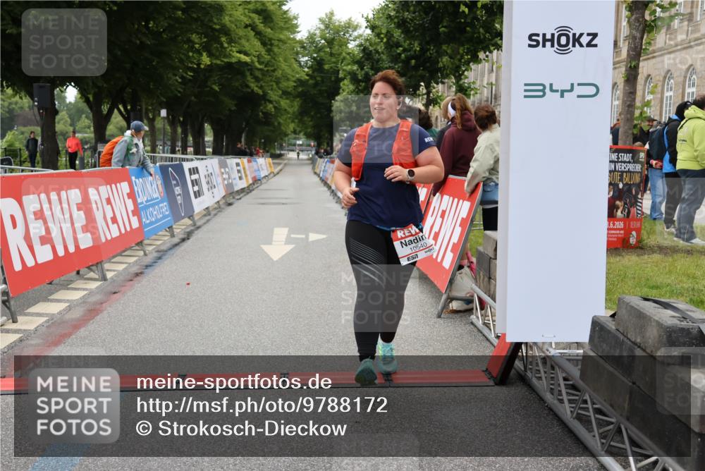 14.06.2026 - REWE Women's Run Strokosch-Dieckow http://msf.ph/oto/9788172 14.06.2026 10:29:26 Ziel 10540 meine-sportfotos.de