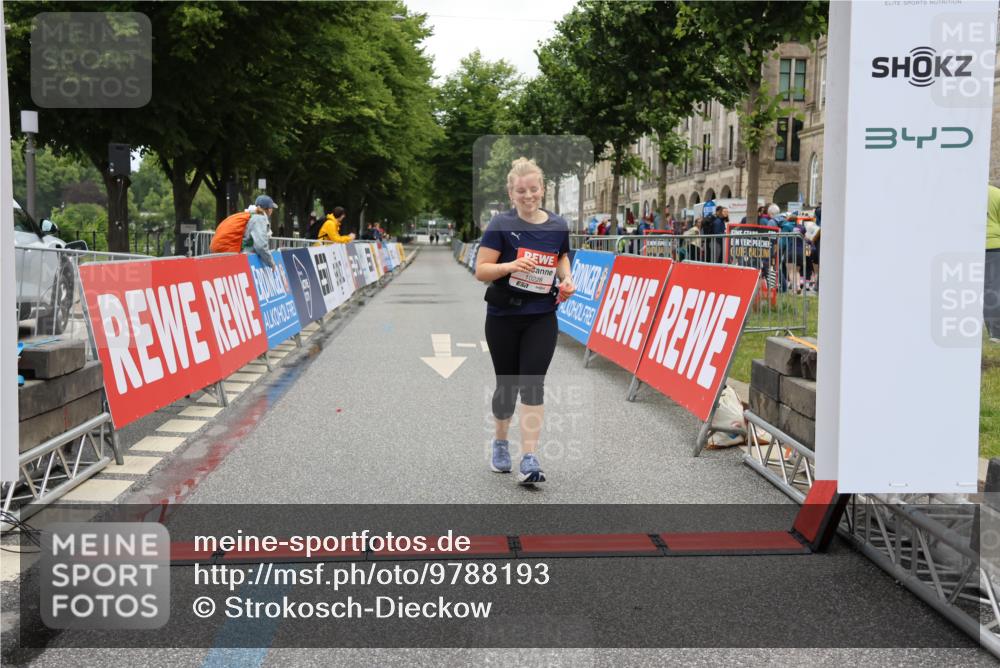 14.06.2026 - REWE Women's Run Strokosch-Dieckow http://msf.ph/oto/9788193 14.06.2026 10:31:51 Ziel 10228 meine-sportfotos.de