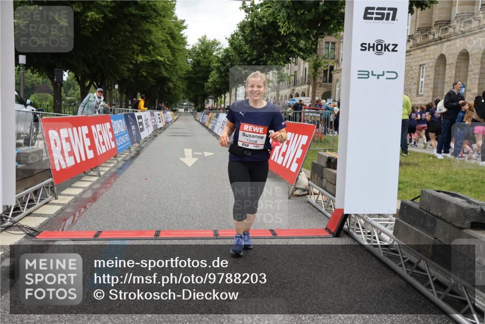 14.06.2026 - REWE Women's Run Strokosch-Dieckow http://msf.ph/oto/9788203 14.06.2026 10:31:52 Ziel 10228 meine-sportfotos.de