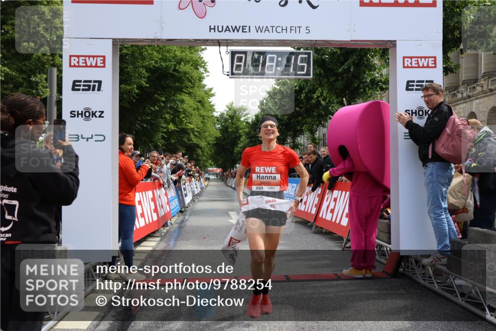 14.06.2026 - REWE Women's Run Strokosch-Dieckow http://msf.ph/oto/9788254 14.06.2026 10:48:44 Ziel 5910 meine-sportfotos.de