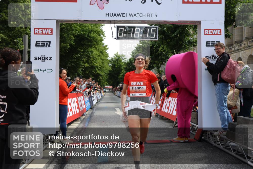 14.06.2026 - REWE Women's Run Strokosch-Dieckow http://msf.ph/oto/9788256 14.06.2026 10:48:44 Ziel 5910 meine-sportfotos.de