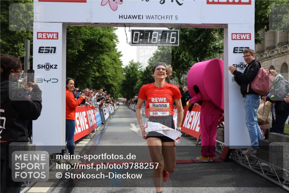 14.06.2026 - REWE Women's Run Strokosch-Dieckow http://msf.ph/oto/9788257 14.06.2026 10:48:44 Ziel 5910 meine-sportfotos.de