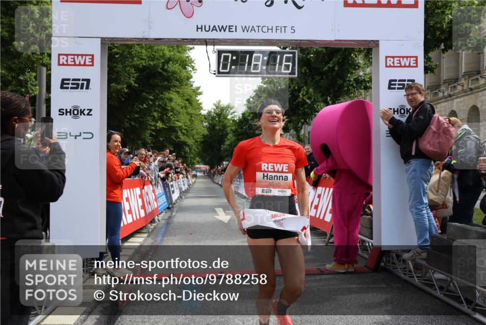 14.06.2026 - REWE Women's Run Strokosch-Dieckow http://msf.ph/oto/9788258 14.06.2026 10:48:44 Ziel 5910 meine-sportfotos.de