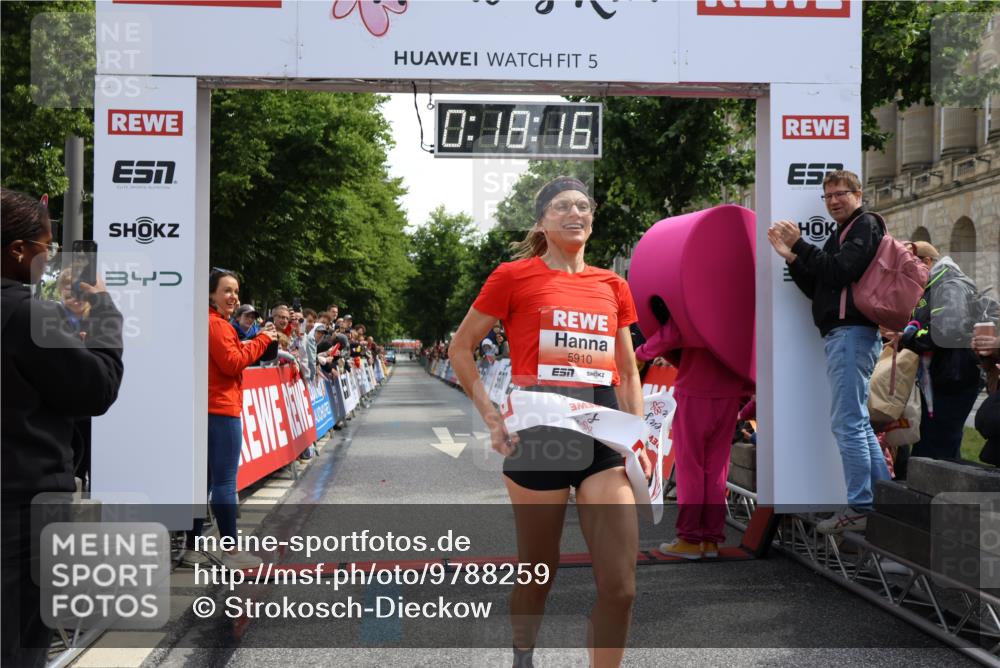 14.06.2026 - REWE Women's Run Strokosch-Dieckow http://msf.ph/oto/9788259 14.06.2026 10:48:44 Ziel 5910 meine-sportfotos.de