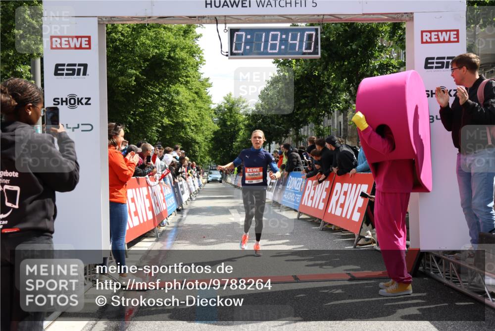 14.06.2026 - REWE Women's Run Strokosch-Dieckow http://msf.ph/oto/9788264 14.06.2026 10:49:08 Ziel 5737, 5906 meine-sportfotos.de