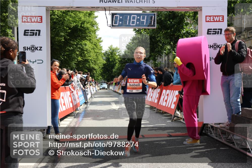 14.06.2026 - REWE Women's Run Strokosch-Dieckow http://msf.ph/oto/9788274 14.06.2026 10:49:09 Ziel 5737, 5906 meine-sportfotos.de