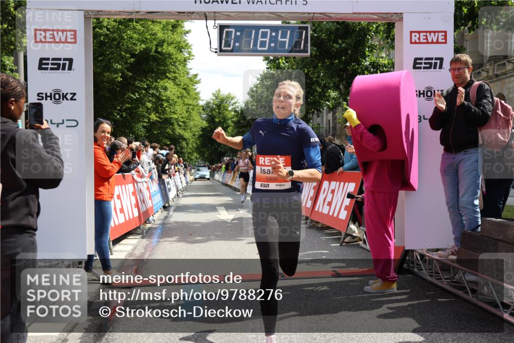 14.06.2026 - REWE Women's Run Strokosch-Dieckow http://msf.ph/oto/9788276 14.06.2026 10:49:09 Ziel 5737, 5906 meine-sportfotos.de