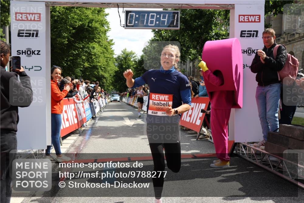 14.06.2026 - REWE Women's Run Strokosch-Dieckow http://msf.ph/oto/9788277 14.06.2026 10:49:09 Ziel 5737, 5906 meine-sportfotos.de