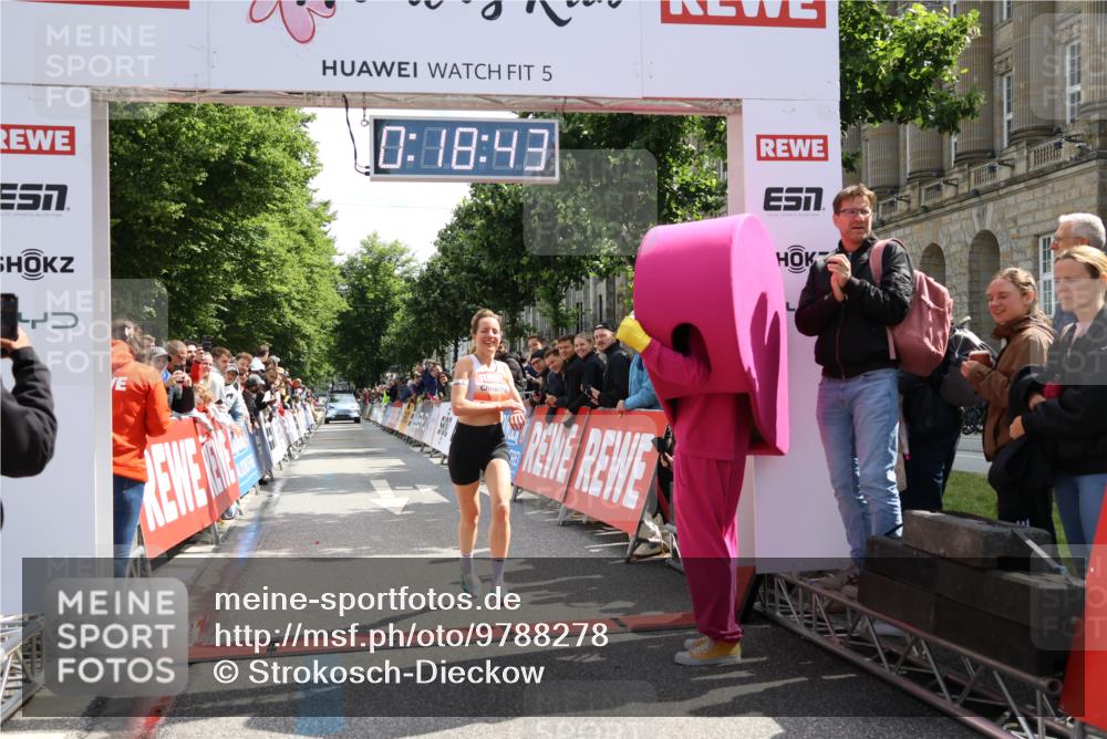 14.06.2026 - REWE Women's Run Strokosch-Dieckow http://msf.ph/oto/9788278 14.06.2026 10:49:11 Ziel 5737, 5906 meine-sportfotos.de