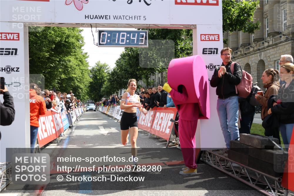 14.06.2026 - REWE Women's Run Strokosch-Dieckow http://msf.ph/oto/9788280 14.06.2026 10:49:12 Ziel 5737, 5906 meine-sportfotos.de