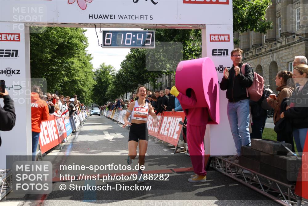 14.06.2026 - REWE Women's Run Strokosch-Dieckow http://msf.ph/oto/9788282 14.06.2026 10:49:12 Ziel 5737, 5906 meine-sportfotos.de
