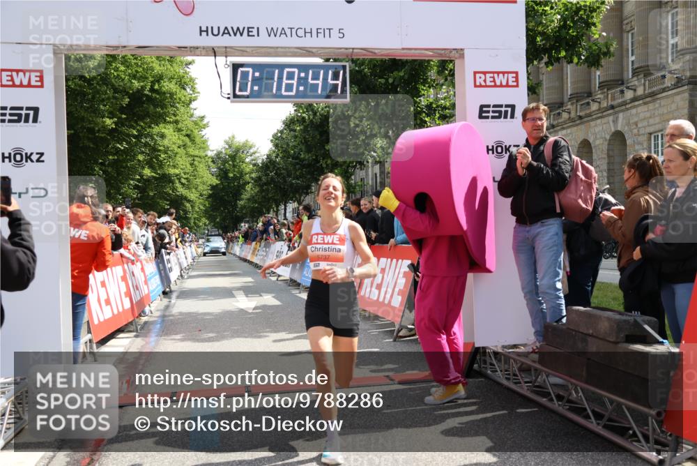 14.06.2026 - REWE Women's Run Strokosch-Dieckow http://msf.ph/oto/9788286 14.06.2026 10:49:12 Ziel 5737, 5906 meine-sportfotos.de