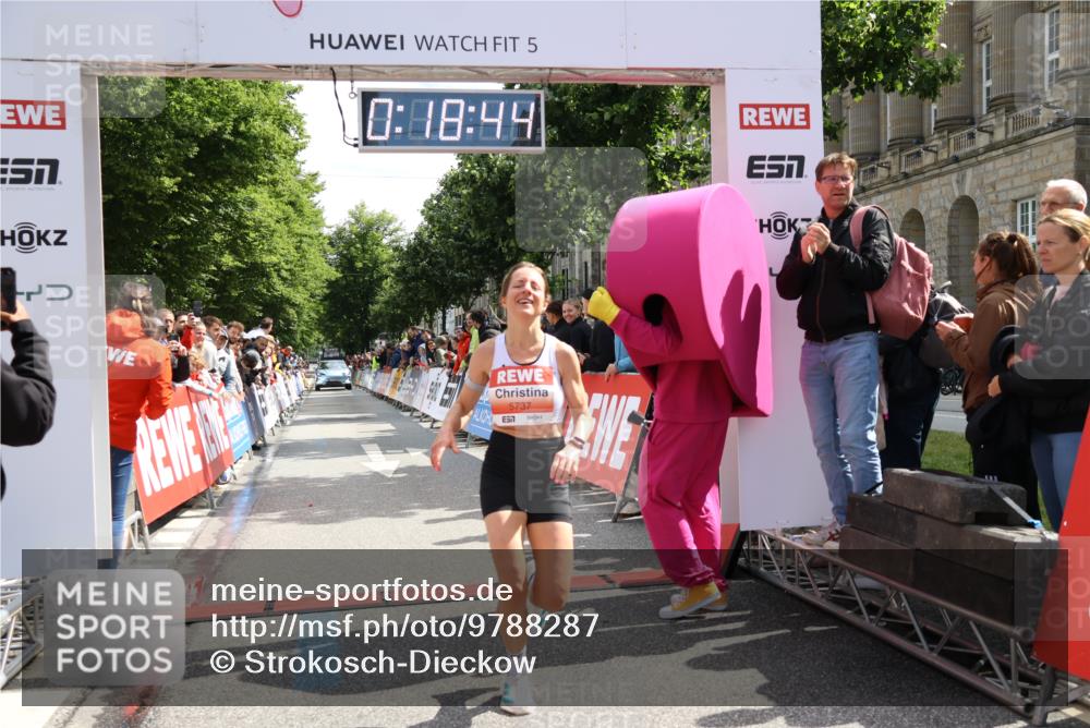 14.06.2026 - REWE Women's Run Strokosch-Dieckow http://msf.ph/oto/9788287 14.06.2026 10:49:12 Ziel 5737, 5906 meine-sportfotos.de