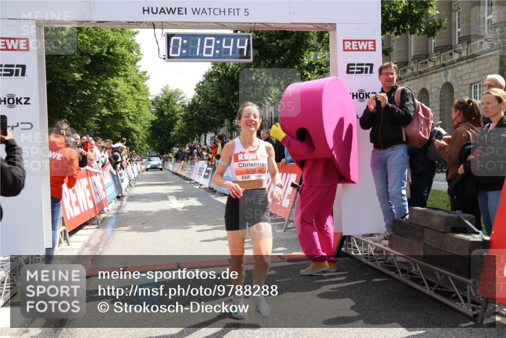 14.06.2026 - REWE Women's Run Strokosch-Dieckow http://msf.ph/oto/9788288 14.06.2026 10:49:12 Ziel 5737, 5906 meine-sportfotos.de
