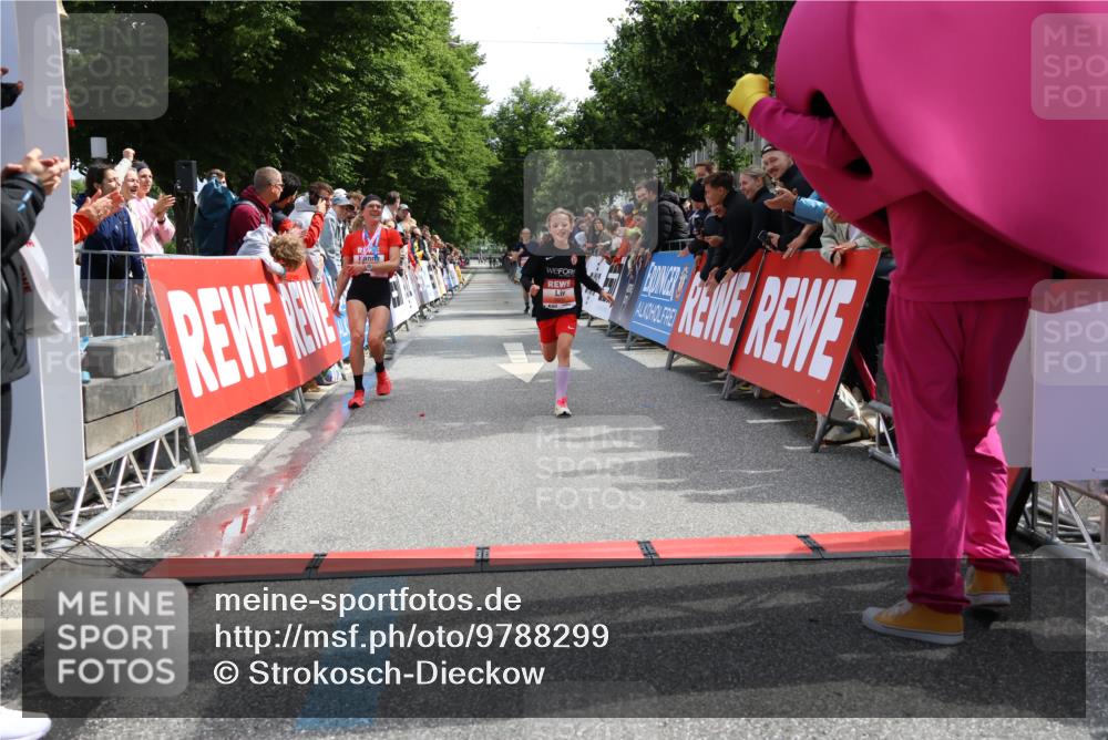 14.06.2026 - REWE Women's Run Strokosch-Dieckow http://msf.ph/oto/9788299 14.06.2026 10:50:12 Ziel 5504, 6063 meine-sportfotos.de