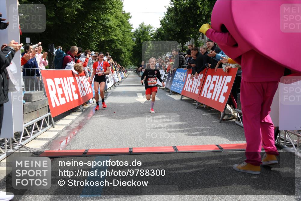 14.06.2026 - REWE Women's Run Strokosch-Dieckow http://msf.ph/oto/9788300 14.06.2026 10:50:12 Ziel 5504, 6063 meine-sportfotos.de