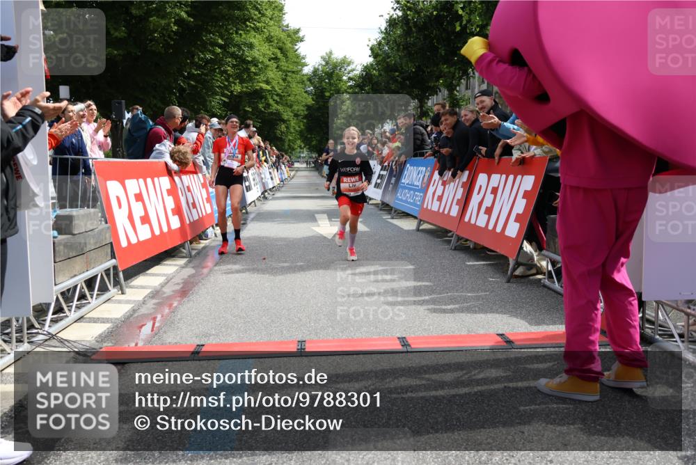 14.06.2026 - REWE Women's Run Strokosch-Dieckow http://msf.ph/oto/9788301 14.06.2026 10:50:12 Ziel 5504, 6063 meine-sportfotos.de