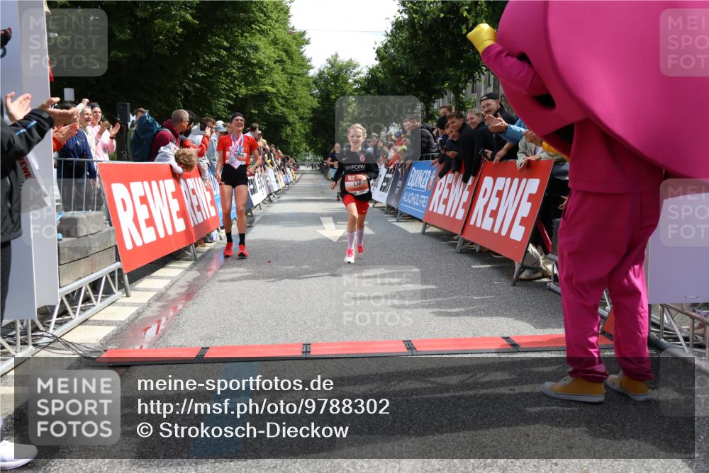 14.06.2026 - REWE Women's Run Strokosch-Dieckow http://msf.ph/oto/9788302 14.06.2026 10:50:12 Ziel 5504, 6063 meine-sportfotos.de