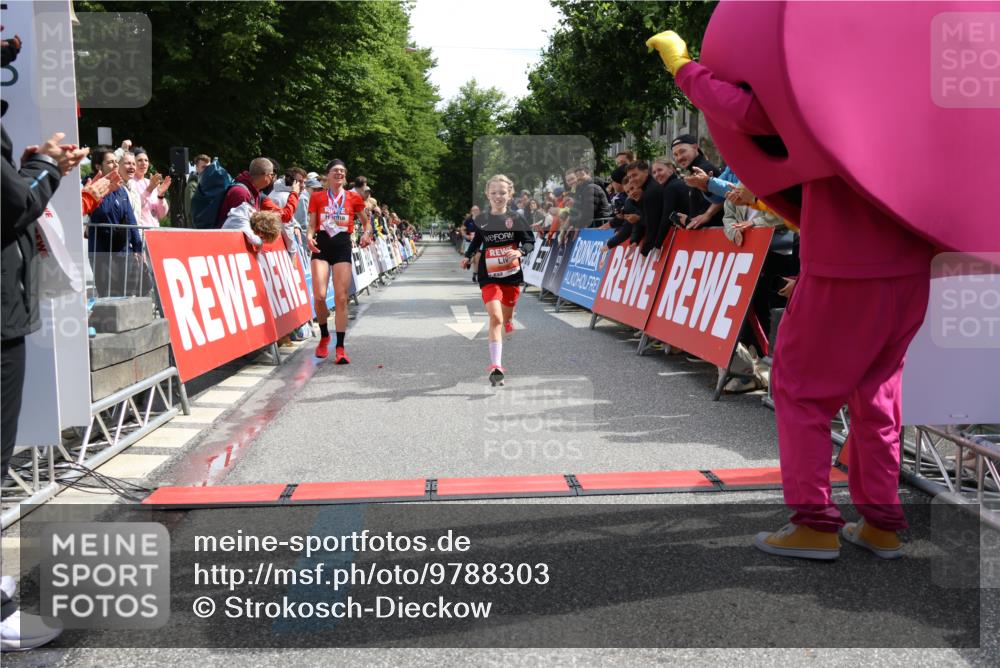 14.06.2026 - REWE Women's Run Strokosch-Dieckow http://msf.ph/oto/9788303 14.06.2026 10:50:12 Ziel 5504, 6063 meine-sportfotos.de