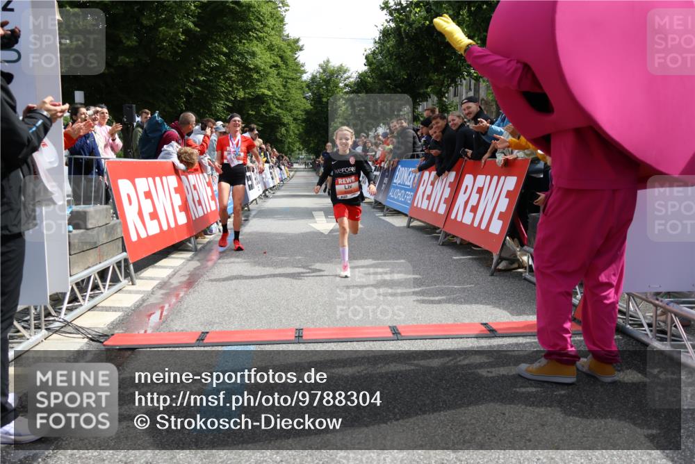 14.06.2026 - REWE Women's Run Strokosch-Dieckow http://msf.ph/oto/9788304 14.06.2026 10:50:12 Ziel 5504, 6063 meine-sportfotos.de