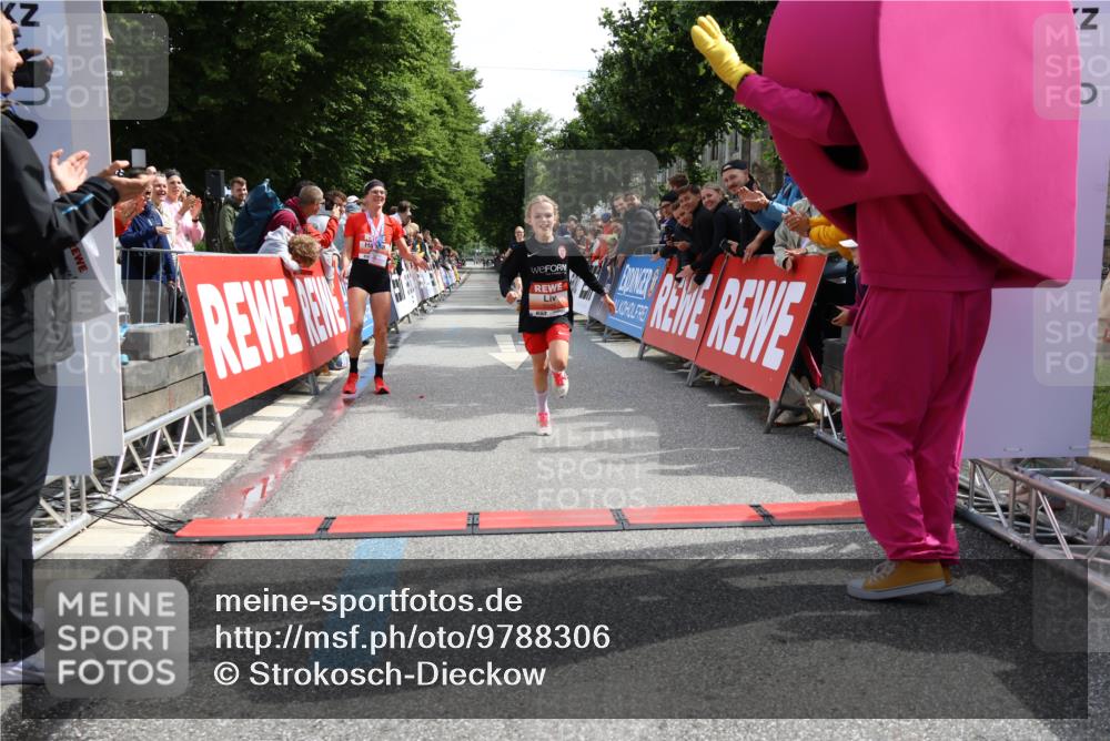 14.06.2026 - REWE Women's Run Strokosch-Dieckow http://msf.ph/oto/9788306 14.06.2026 10:50:12 Ziel 5504, 6063 meine-sportfotos.de