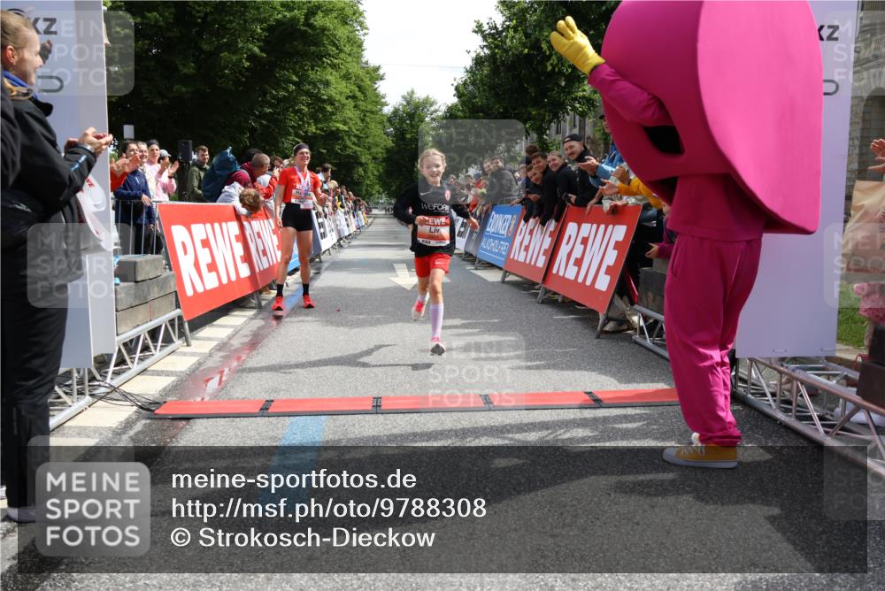 14.06.2026 - REWE Women's Run Strokosch-Dieckow http://msf.ph/oto/9788308 14.06.2026 10:50:13 Ziel 5504, 6063 meine-sportfotos.de